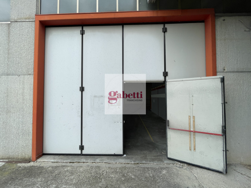 RUBANO proponiamo in locazione open space da adibire ad uffici o show room di mq. 320, con area s...