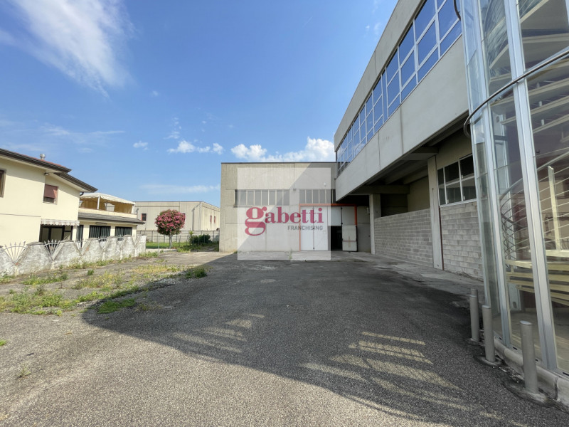 RUBANO proponiamo in locazione open space da adibire ad uffici o show room di mq. 320, con area s...