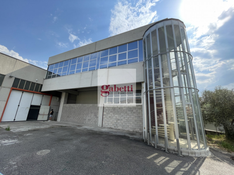 RUBANO proponiamo in locazione open space da adibire ad uffici o show room di mq. 320, con area s...
