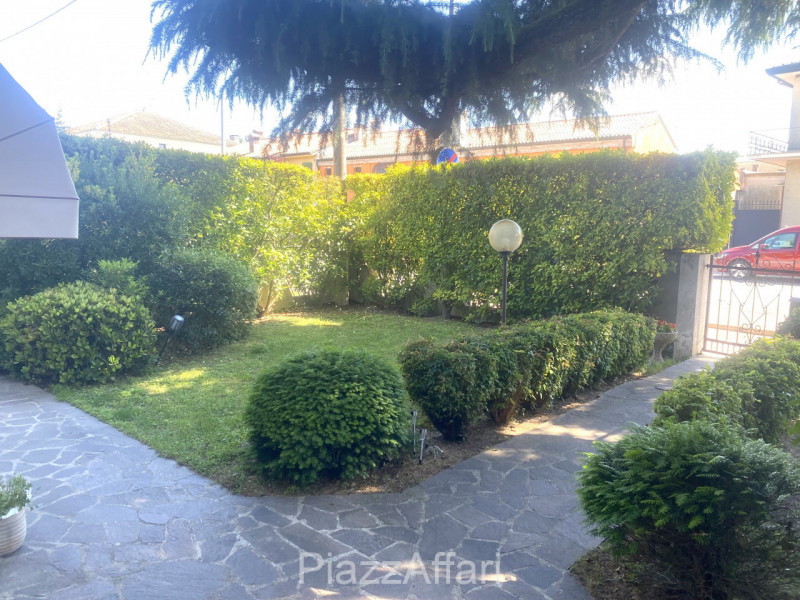 Proponiamo in vendita in Via Rialto, in centro a Campagnola di Brugine, abitazione composta da 2 ...