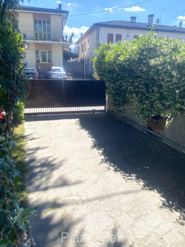 Proponiamo in vendita in Via Rialto, in centro a Campagnola di Brugine, abitazione composta da 2 ...