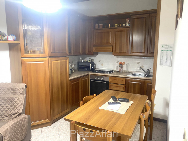 Proponiamo in vendita in Via Rialto, in centro a Campagnola di Brugine, abitazione composta da 2 ...