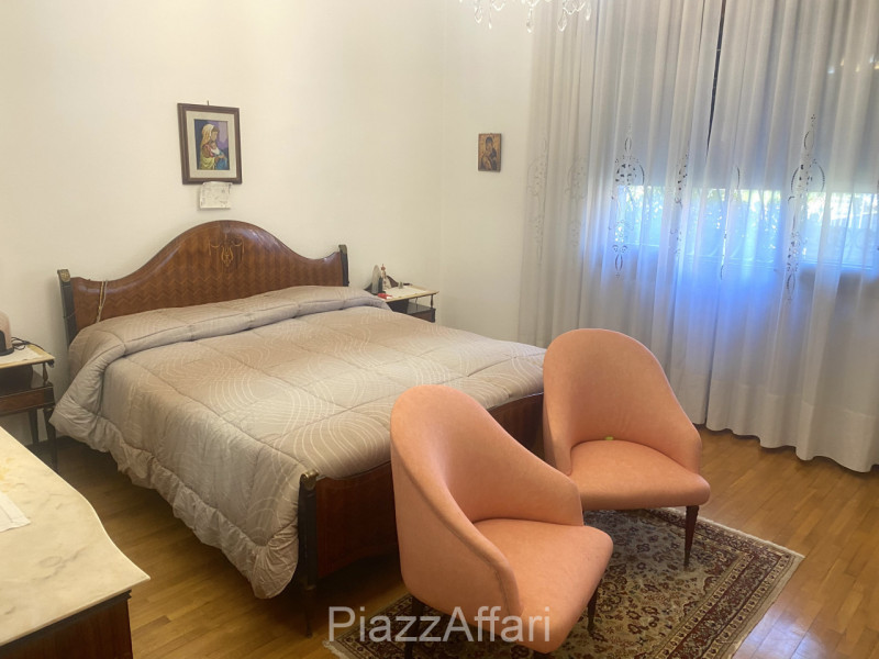 Proponiamo in vendita in Via Rialto, in centro a Campagnola di Brugine, abitazione composta da 2 ...