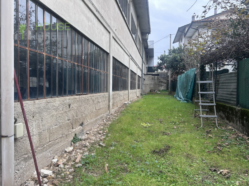 SCHIO: AFFITTIAMO CAPANNONE LABORATORIO / DEPOSITO di mq 500 circa H 3,50 sotto trave, con area e...