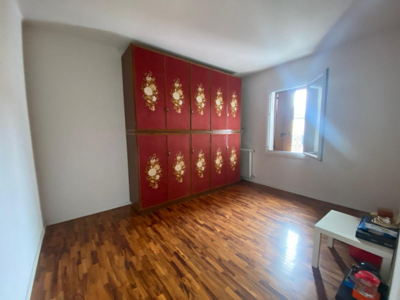 Scopri questo incantevole appartamento trilocale situato nel cuore della rinomata zona interna di...