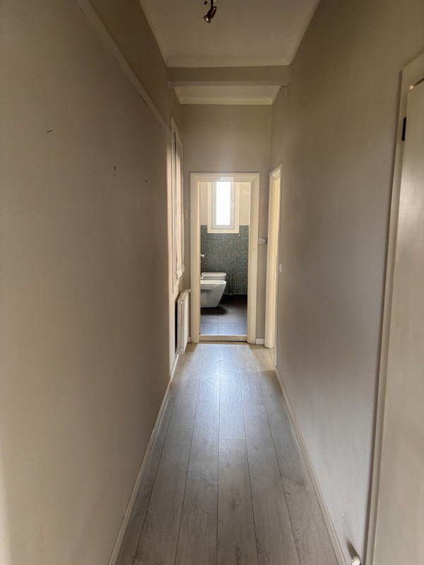 Scopri questo incantevole appartamento trilocale situato nel cuore della rinomata zona interna di...