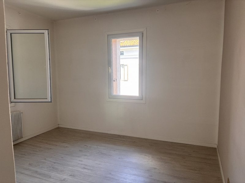 Scopri questo incantevole appartamento trilocale situato nel cuore della rinomata zona interna di...