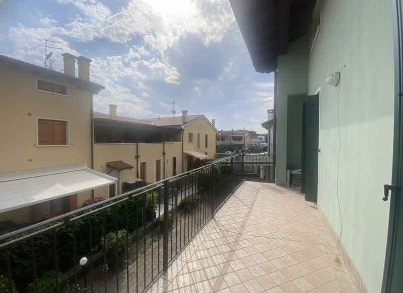 Nella frazione di Arlesega, nel comune di Mestrino, proponiamo in vendita un raffinato appartamen...