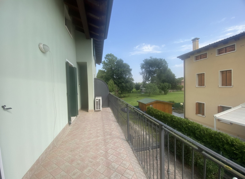Nella frazione di Arlesega, nel comune di Mestrino, proponiamo in vendita un raffinato appartamen...