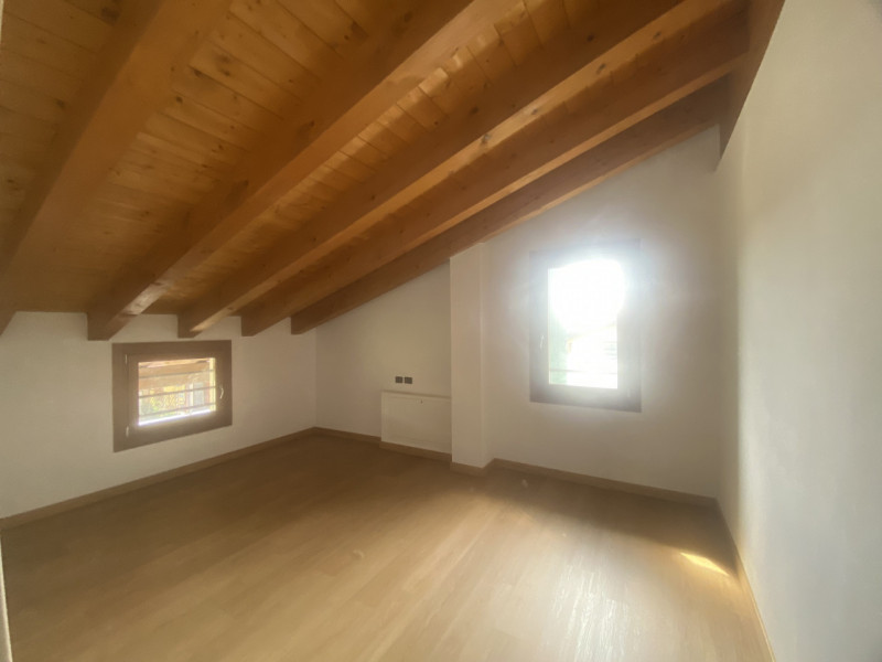 Nella frazione di Arlesega, nel comune di Mestrino, proponiamo in vendita un raffinato appartamen...