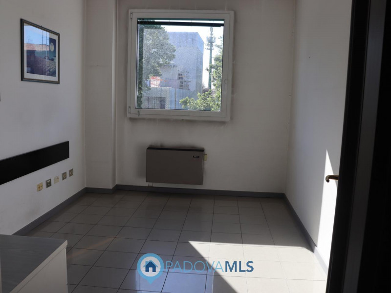 Immobile in esclusiva al Gruppo Padova MLS
In elegante palazzo direzionale di rappresentanza, pro...