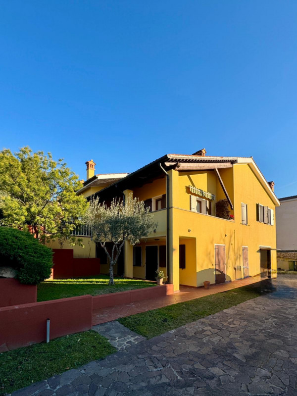 COMPOSIZIONE:
Proponiamo in vendita villetta, sviluppata su tre livelli, situata a Baone loc. Riv...