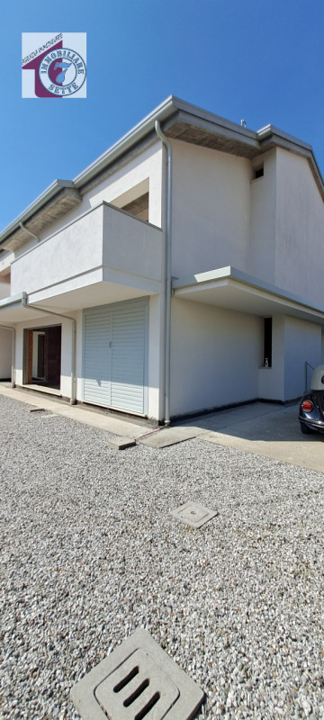 Vendesi PIAZZOLA SUL BRENTA CENTRO porzione di villa bifamiliare attualmente allo stato grezzo av...