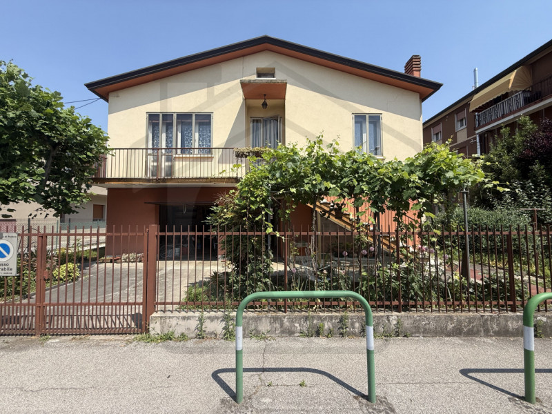 PADOVA - Casa singola terratetto situata nel cuore della tranquilla zona di Guizza, a Padova. Con...