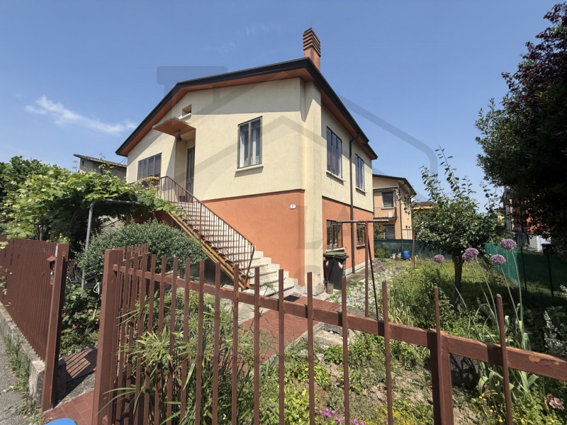 PADOVA - Casa singola terratetto situata nel cuore della tranquilla zona di Guizza, a Padova. Con...