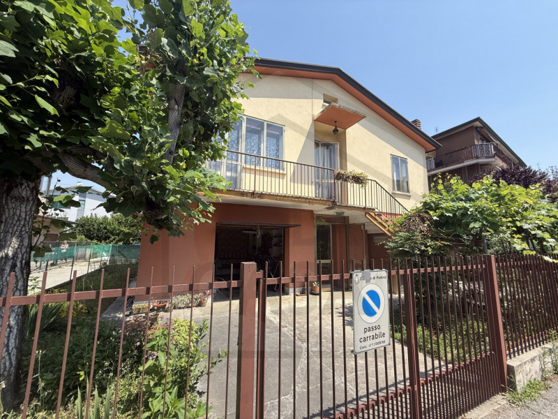 PADOVA - Casa singola terratetto situata nel cuore della tranquilla zona di Guizza, a Padova. Con...