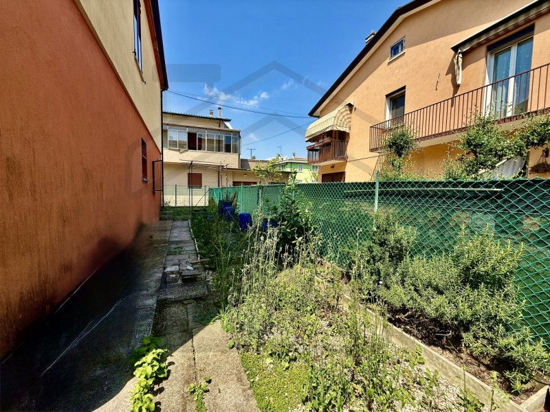PADOVA - Casa singola terratetto situata nel cuore della tranquilla zona di Guizza, a Padova. Con...
