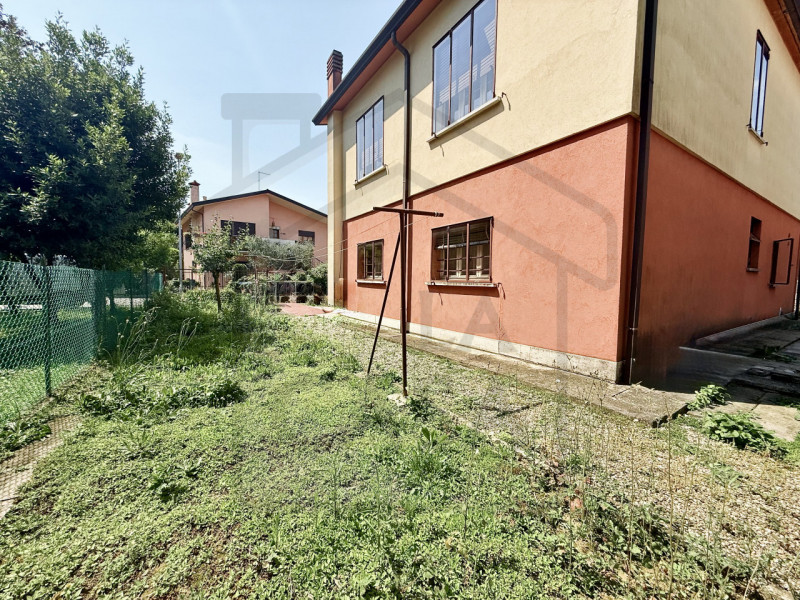 PADOVA - Casa singola terratetto situata nel cuore della tranquilla zona di Guizza, a Padova. Con...
