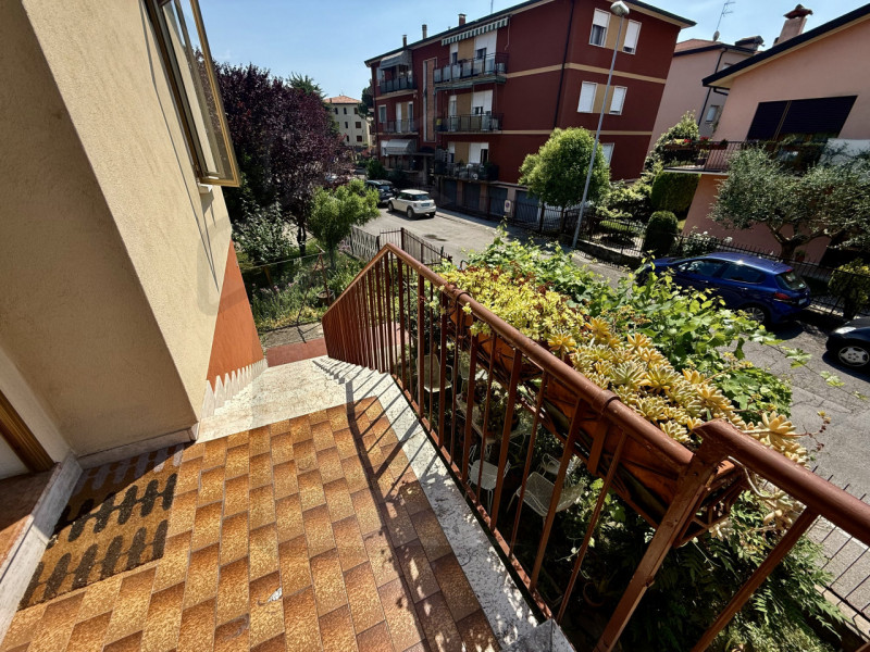 PADOVA - Casa singola terratetto situata nel cuore della tranquilla zona di Guizza, a Padova. Con...