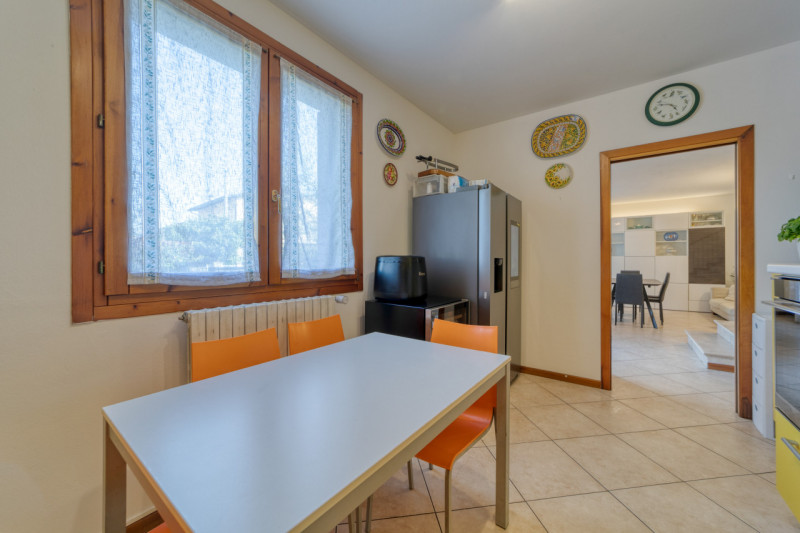 Nel cuore della tranquilla zona residenziale di Feriole/Montecchia, proponiamo in vendita una spl...