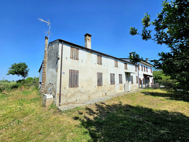 Ad Urbana, in una zona tranquilla ma comoda al centro, proponiamo in vendita un rustico (rudere) ...