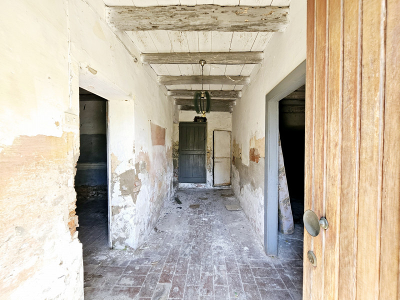 Ad Urbana, in una zona tranquilla ma comoda al centro, proponiamo in vendita un rustico (rudere) ...