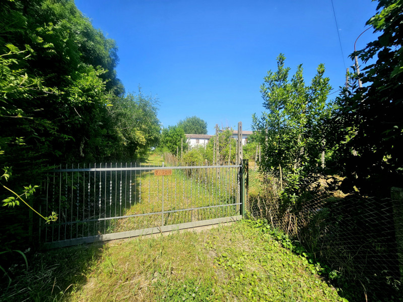 Ad Urbana, in una zona tranquilla ma comoda al centro, proponiamo in vendita un rustico (rudere) ...