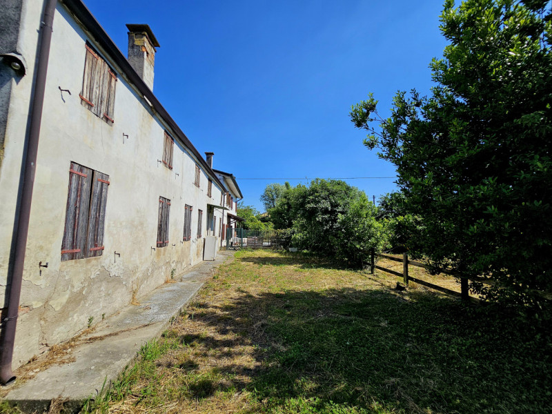 Ad Urbana, in una zona tranquilla ma comoda al centro, proponiamo in vendita un rustico (rudere) ...