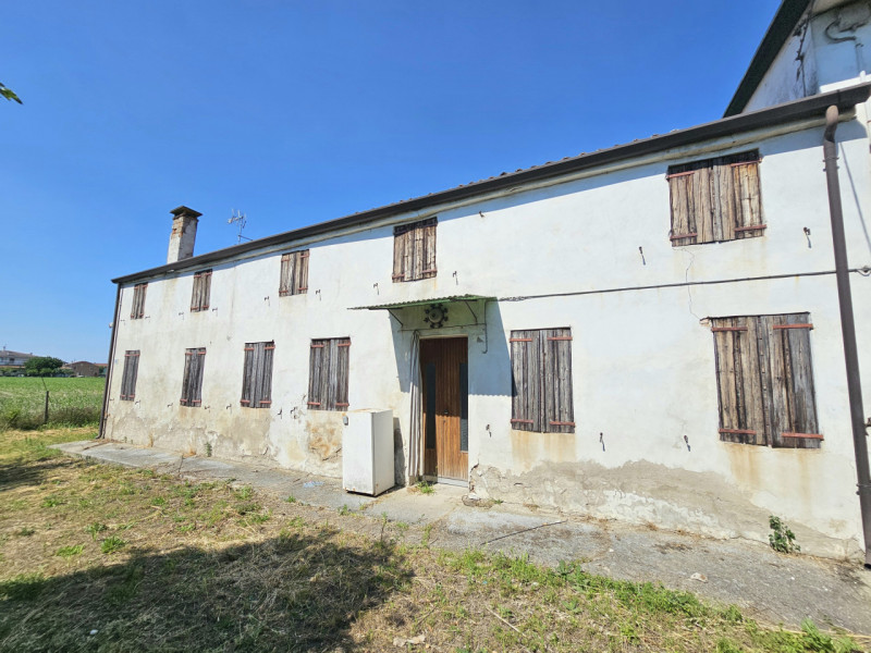 Ad Urbana, in una zona tranquilla ma comoda al centro, proponiamo in vendita un rustico (rudere) ...