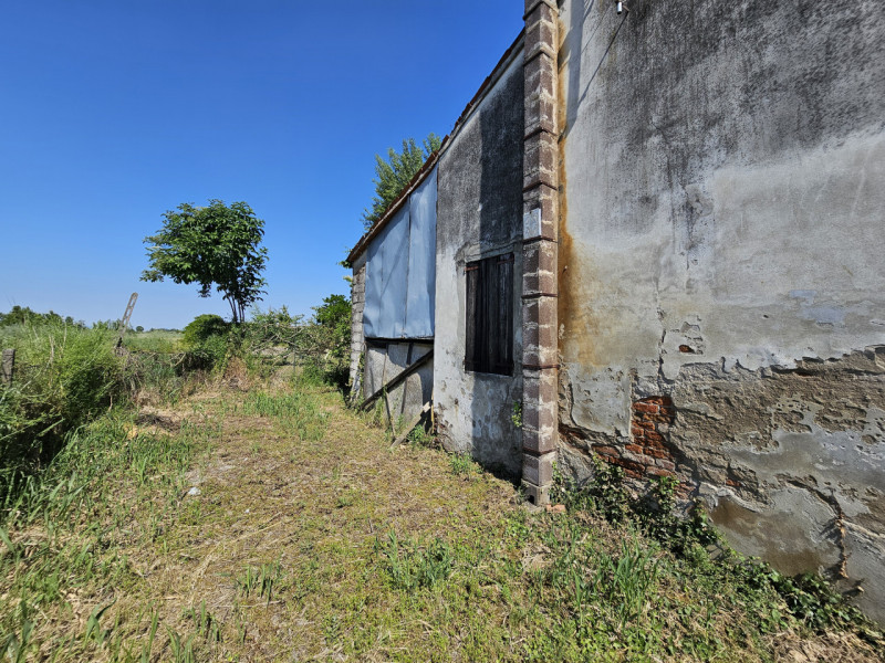 Ad Urbana, in una zona tranquilla ma comoda al centro, proponiamo in vendita un rustico (rudere) ...