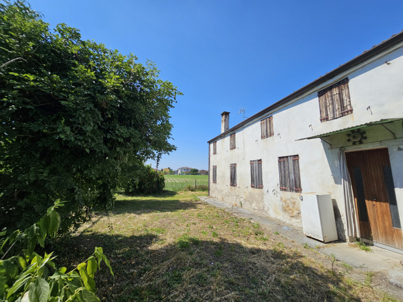 Ad Urbana, in una zona tranquilla ma comoda al centro, proponiamo in vendita un rustico (rudere) ...