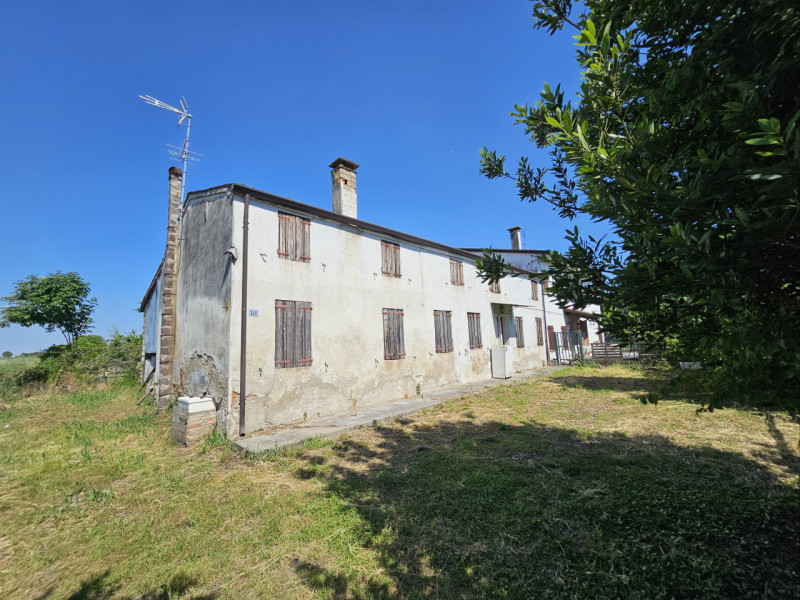Ad Urbana, in una zona tranquilla ma comoda al centro, proponiamo in vendita un rustico (rudere) ...