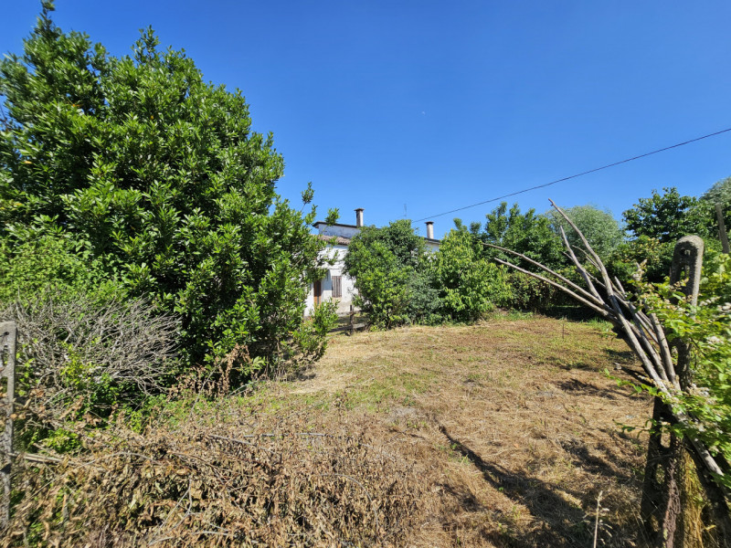 Ad Urbana, in una zona tranquilla ma comoda al centro, proponiamo in vendita un rustico (rudere) ...