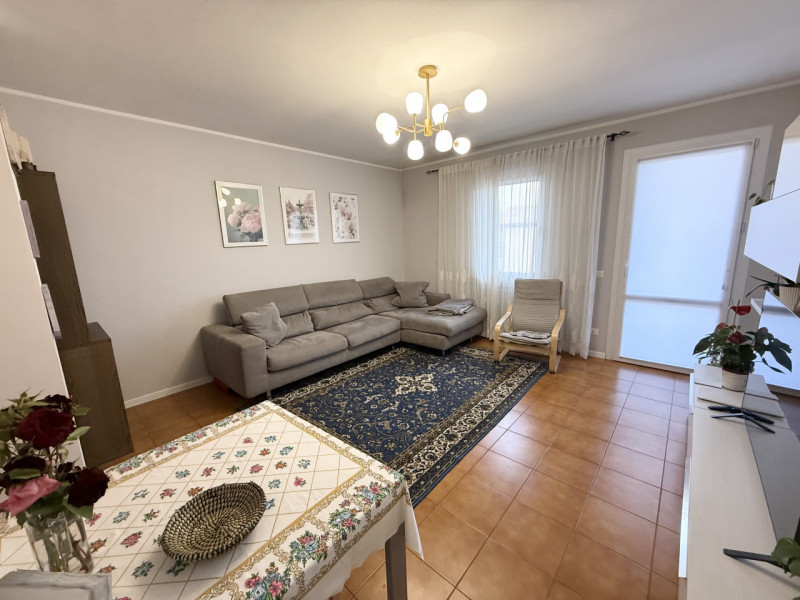 (Per INFO Giovanni 3888920530) Proponiamo in vendita un ampio e raffinato appartamento quadriloca...