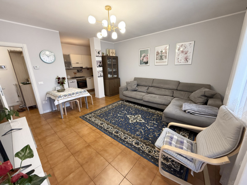 (Per INFO Giovanni 3888920530) Proponiamo in vendita un ampio e raffinato appartamento quadriloca...