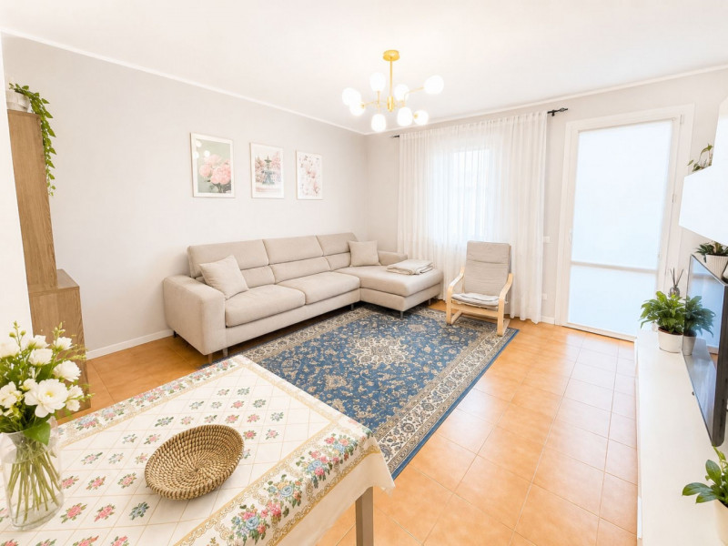 (Per INFO Giovanni 3888920530) Proponiamo in vendita un ampio e raffinato appartamento quadriloca...
