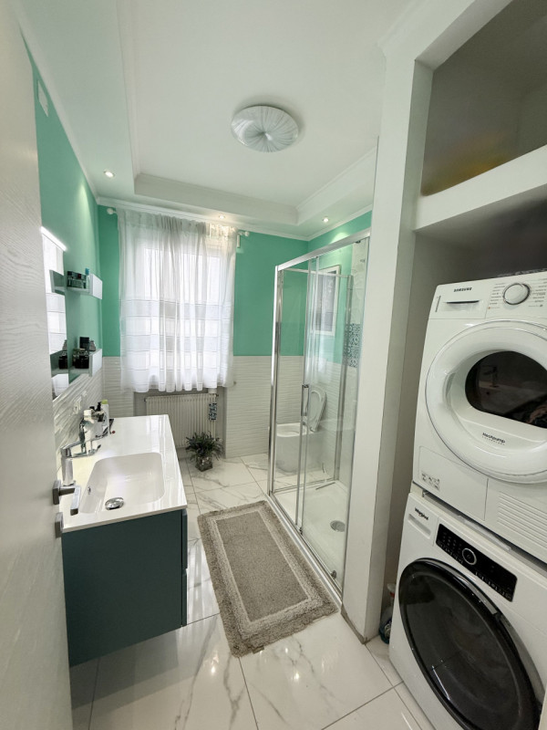(Per INFO Giovanni 3888920530) Proponiamo in vendita un ampio e raffinato appartamento quadriloca...