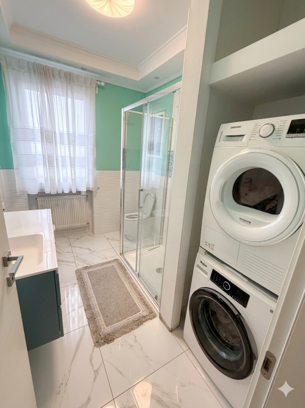 (Per INFO Giovanni 3888920530) Proponiamo in vendita un ampio e raffinato appartamento quadriloca...