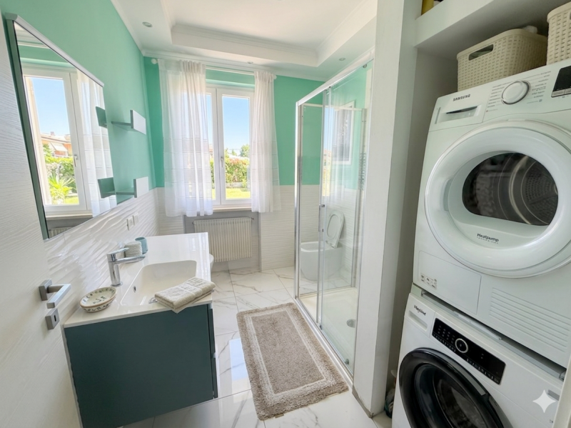 (Per INFO Giovanni 3888920530) Proponiamo in vendita un ampio e raffinato appartamento quadriloca...