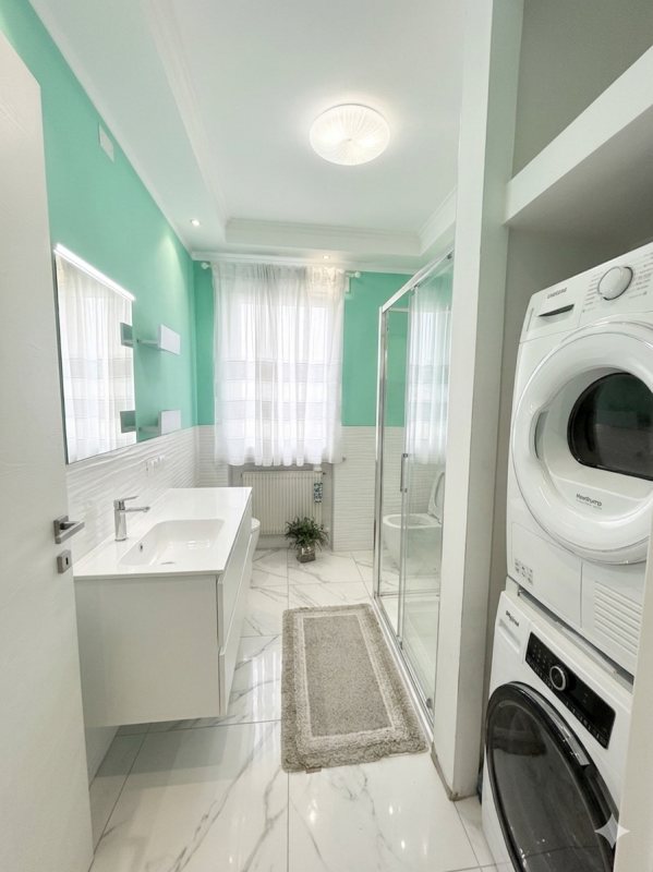 (Per INFO Giovanni 3888920530) Proponiamo in vendita un ampio e raffinato appartamento quadriloca...