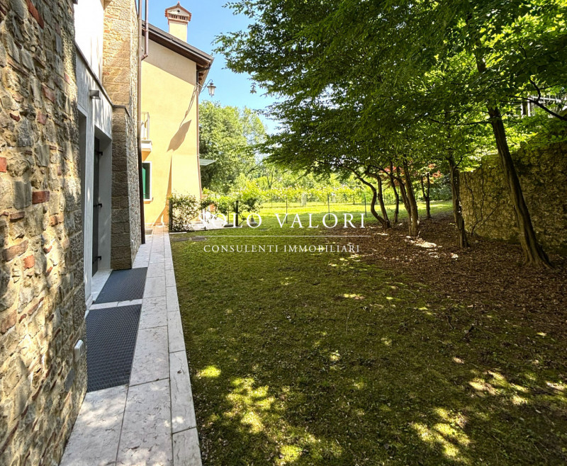 Rif. A949 (per info 338 9387816 Matteo)

Vivere ad Asolo, la "Città dai cento orizzonti", signifi...