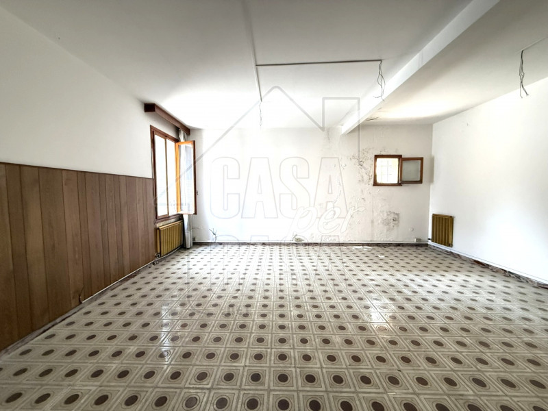 Proponiamo in vendita appartamento anni '70 al piano terra in centro a Monselice.

Composto da in...