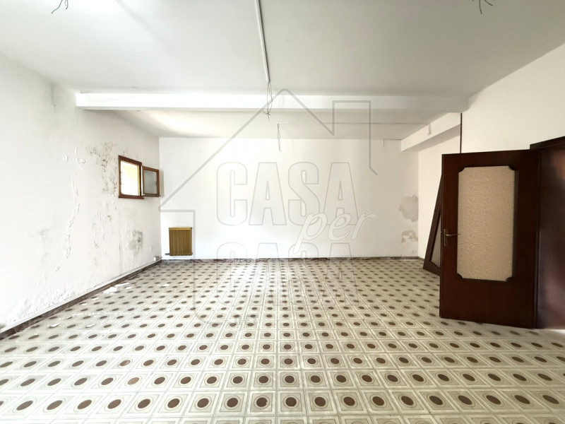 Proponiamo in vendita appartamento anni '70 al piano terra in centro a Monselice.

Composto da in...