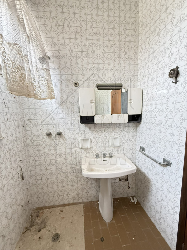 Proponiamo in vendita appartamento anni '70 al piano terra in centro a Monselice.

Composto da in...