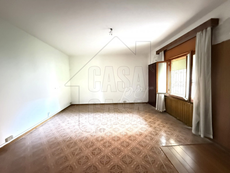 Proponiamo in vendita appartamento anni '70 al piano terra in centro a Monselice.

Composto da in...