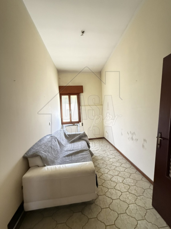 Proponiamo in vendita appartamento anni '70 al piano terra in centro a Monselice.

Composto da in...