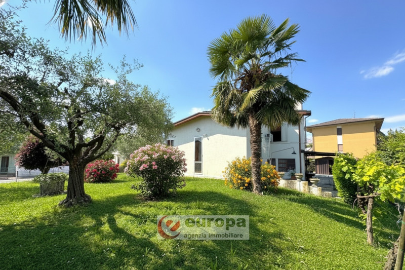 In zona di pregio in centro a CAVAZZALE (VI), a due passi da negozi, servizi essenziali, scuole: ...