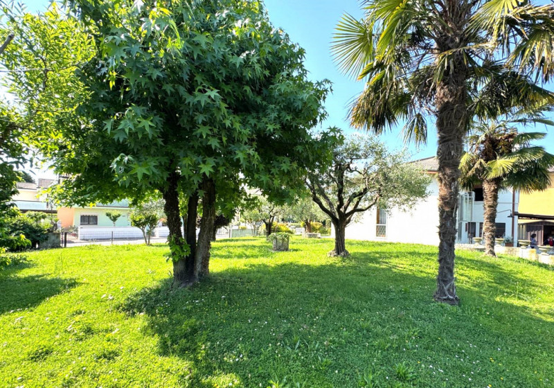 In zona di pregio in centro a CAVAZZALE (VI), a due passi da negozi, servizi essenziali, scuole: ...