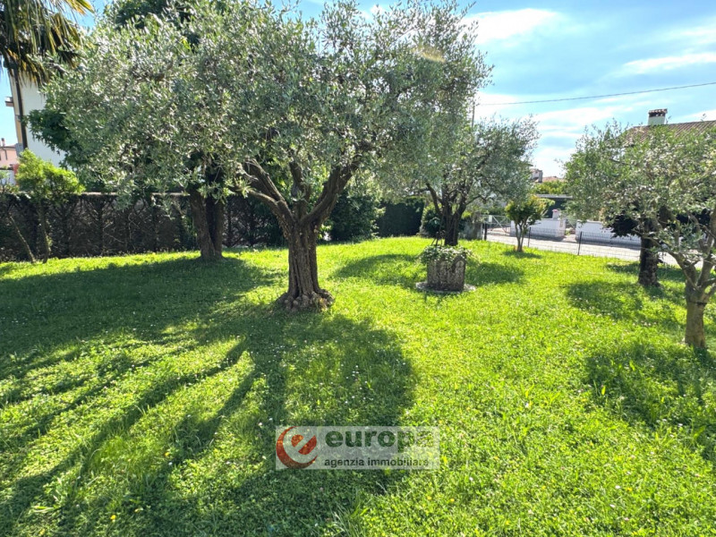 In zona di pregio in centro a CAVAZZALE (VI), a due passi da negozi, servizi essenziali, scuole: ...