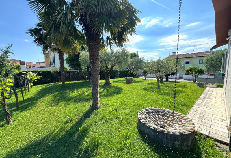 In zona di pregio in centro a CAVAZZALE (VI), a due passi da negozi, servizi essenziali, scuole: ...
